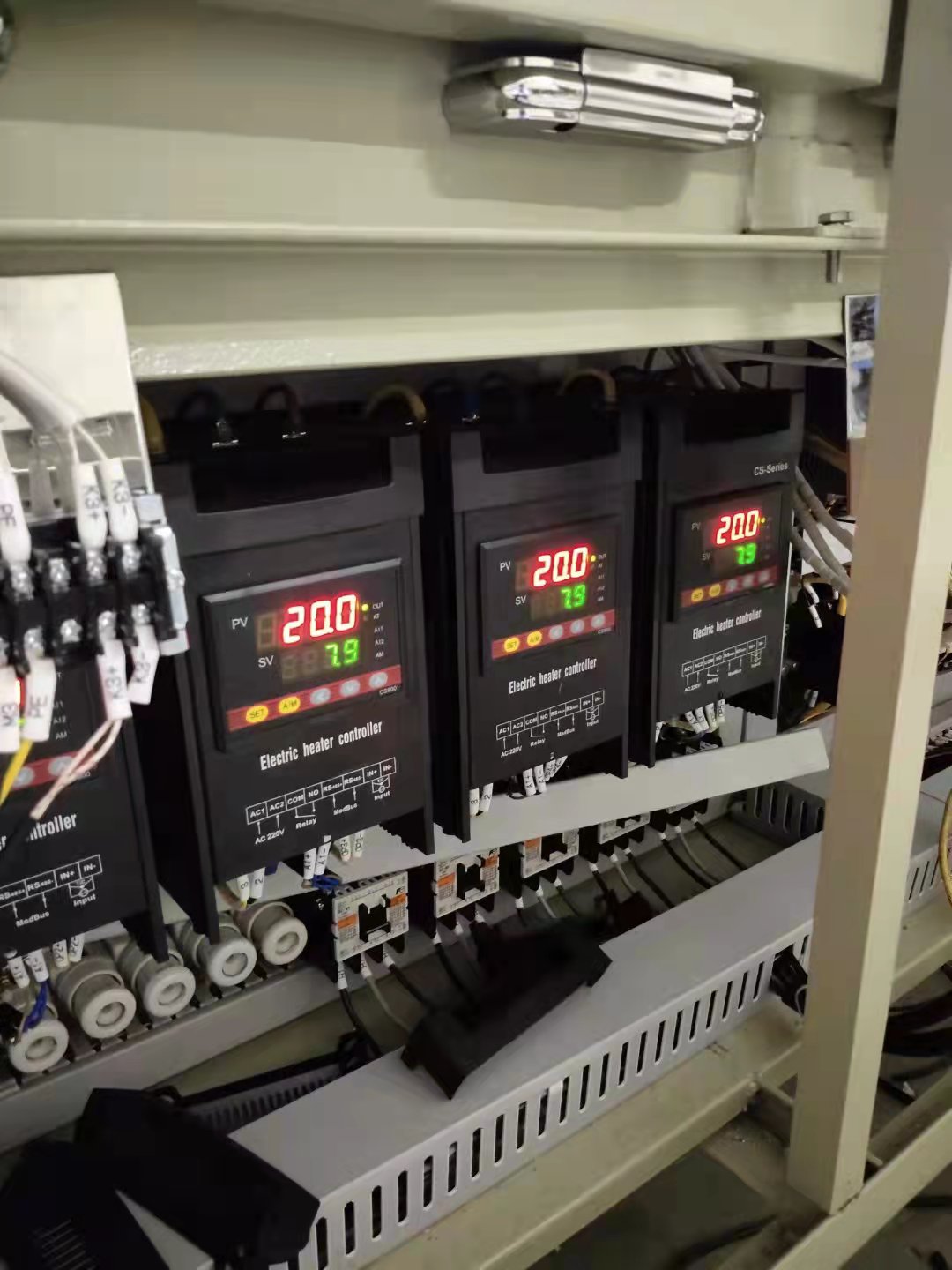 電力調劑器首要操縱在三相380V AC的場所(圖1) 電力調劑器首要操縱在三相380V AC的場所(圖1)