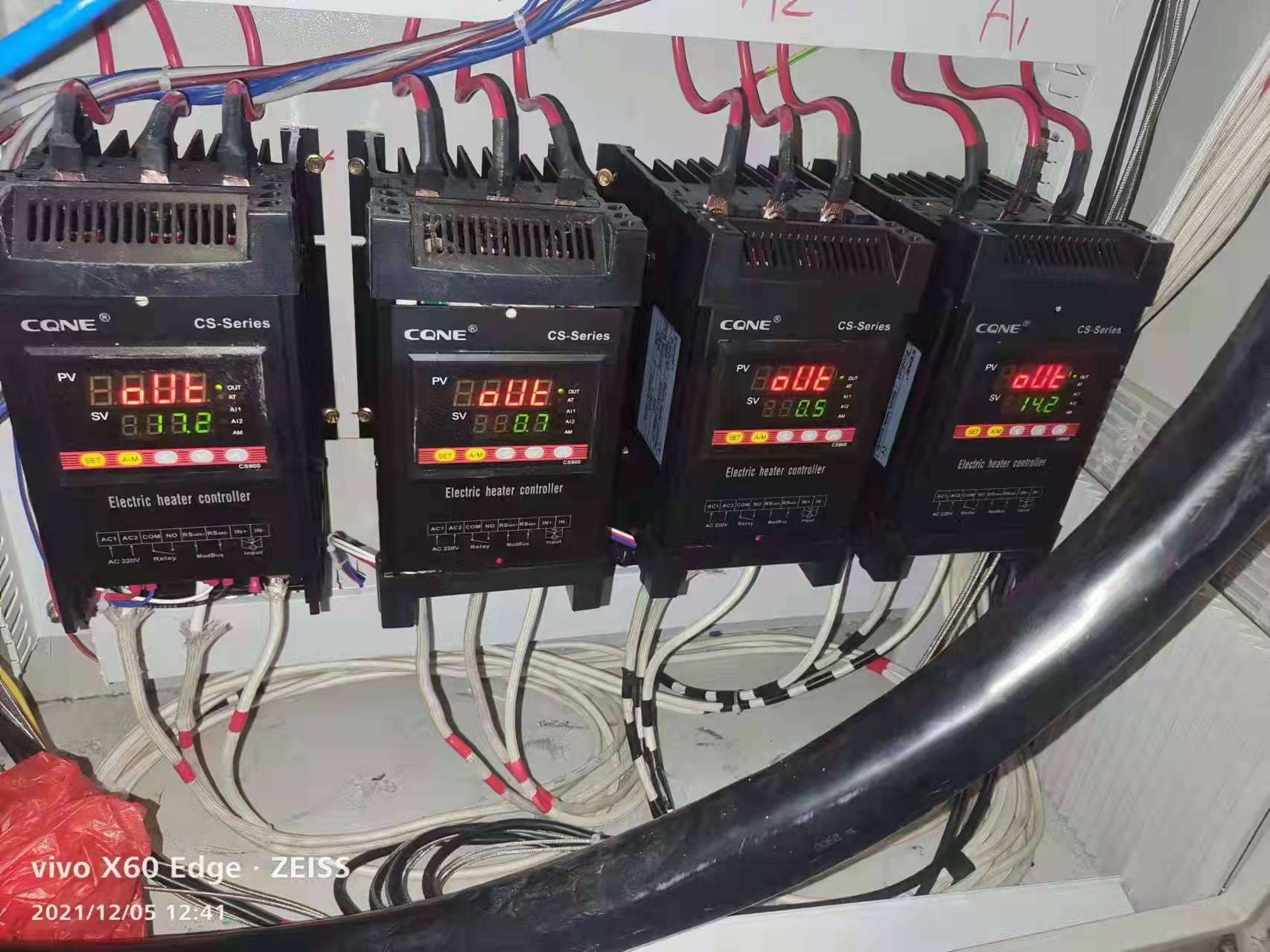 交換打仗器跟固態繼電器都是模溫機經常操縱的著力體例(圖1) 交換打仗器跟固態繼電器都是模溫機經常操縱的著力體例(圖1)